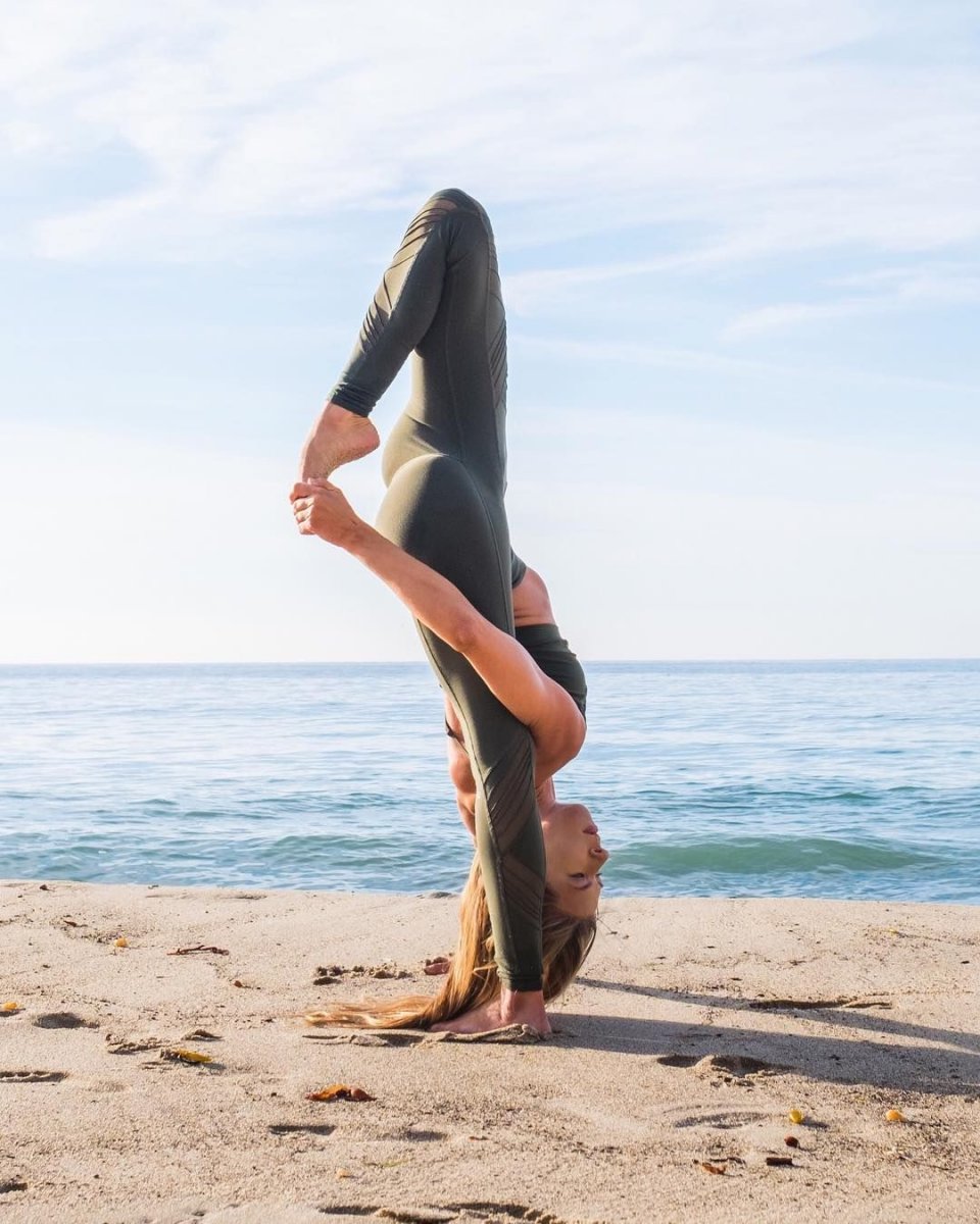 Поза в йоге со шпагатом