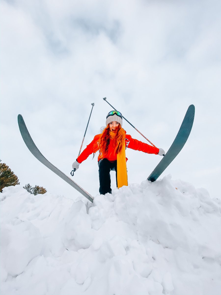Идеи зимней фотосессии с лыжами