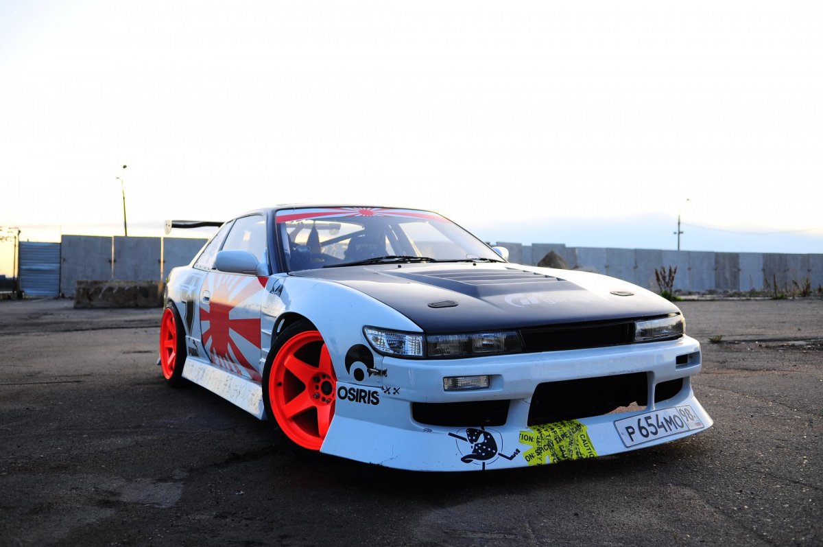 Машина Nissan Silvia s13