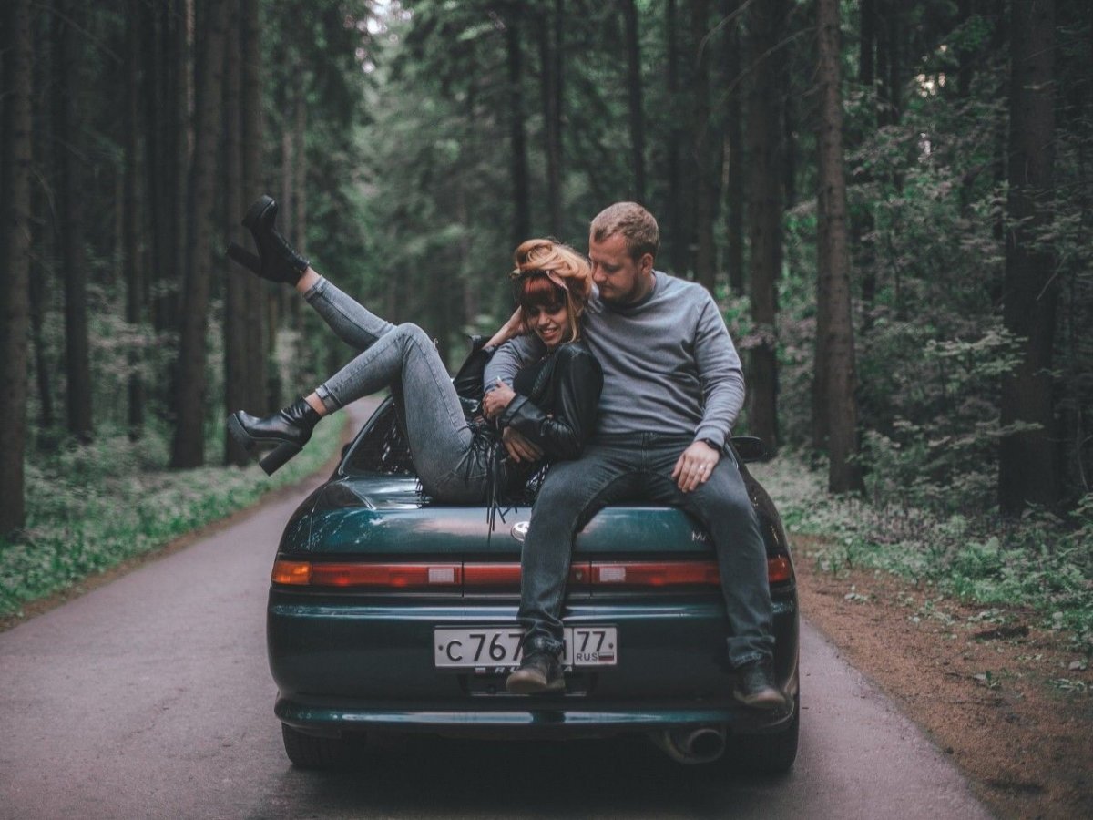 Фотосессия пары с машиной в лесу летом