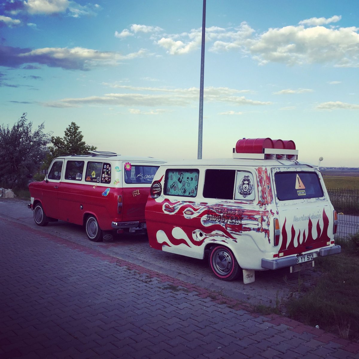 Красивая девушка в аэропорту