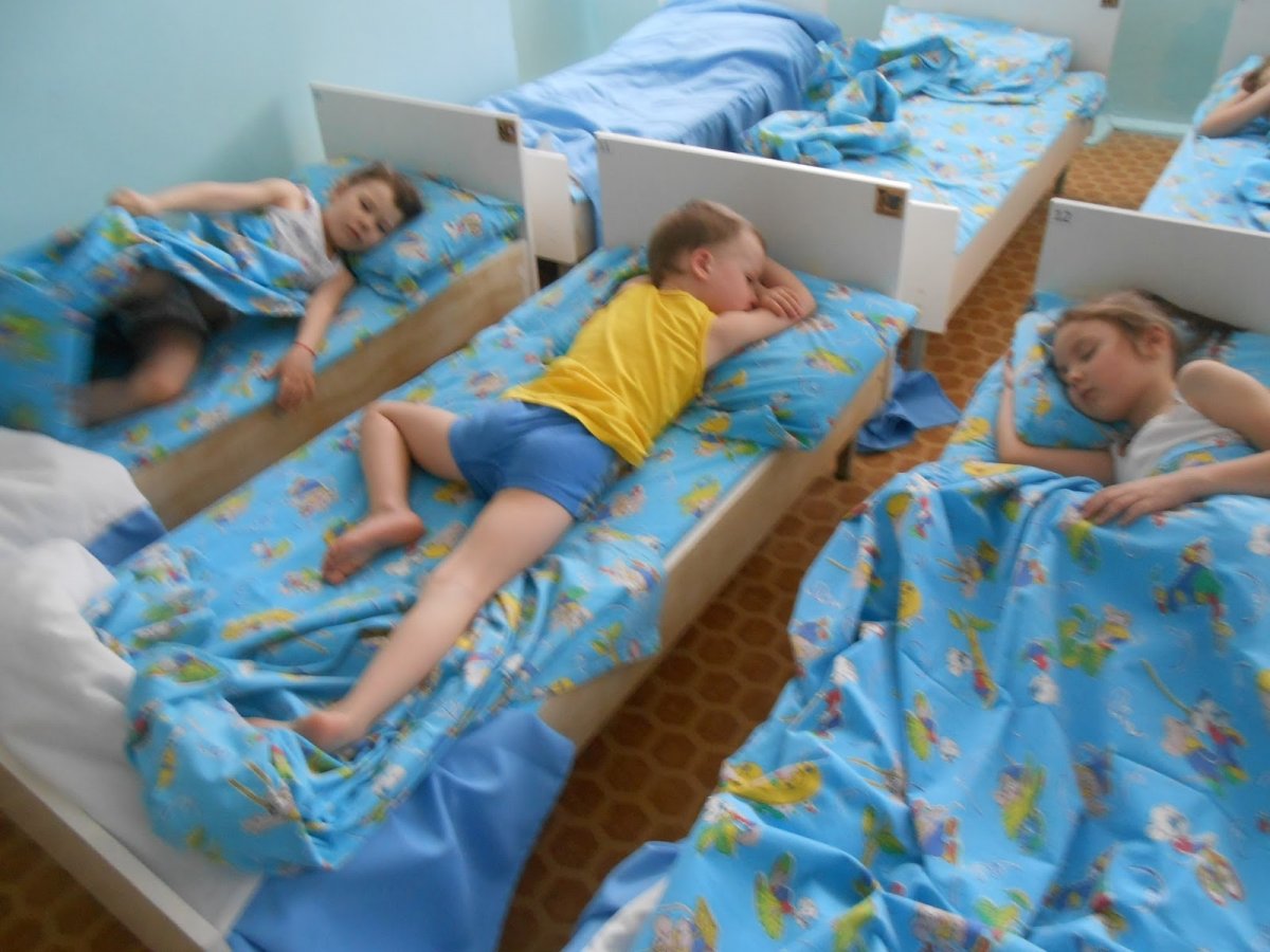 Дети после сна в детском саду