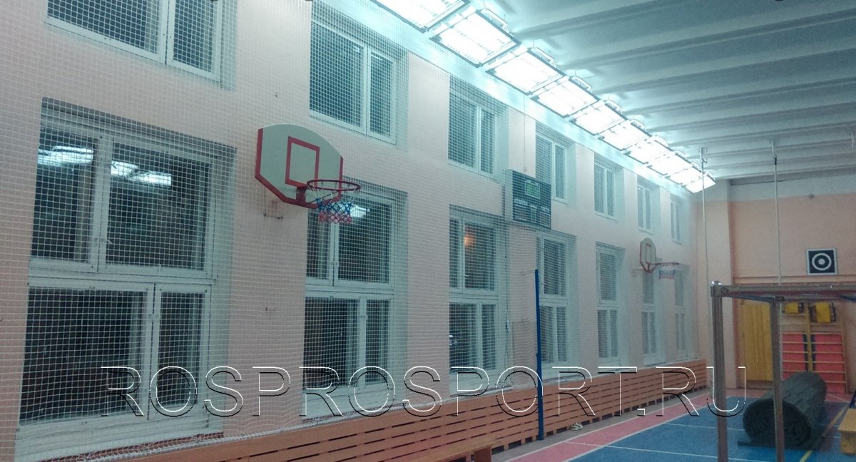Защитная сетка на окна в спортзале школы