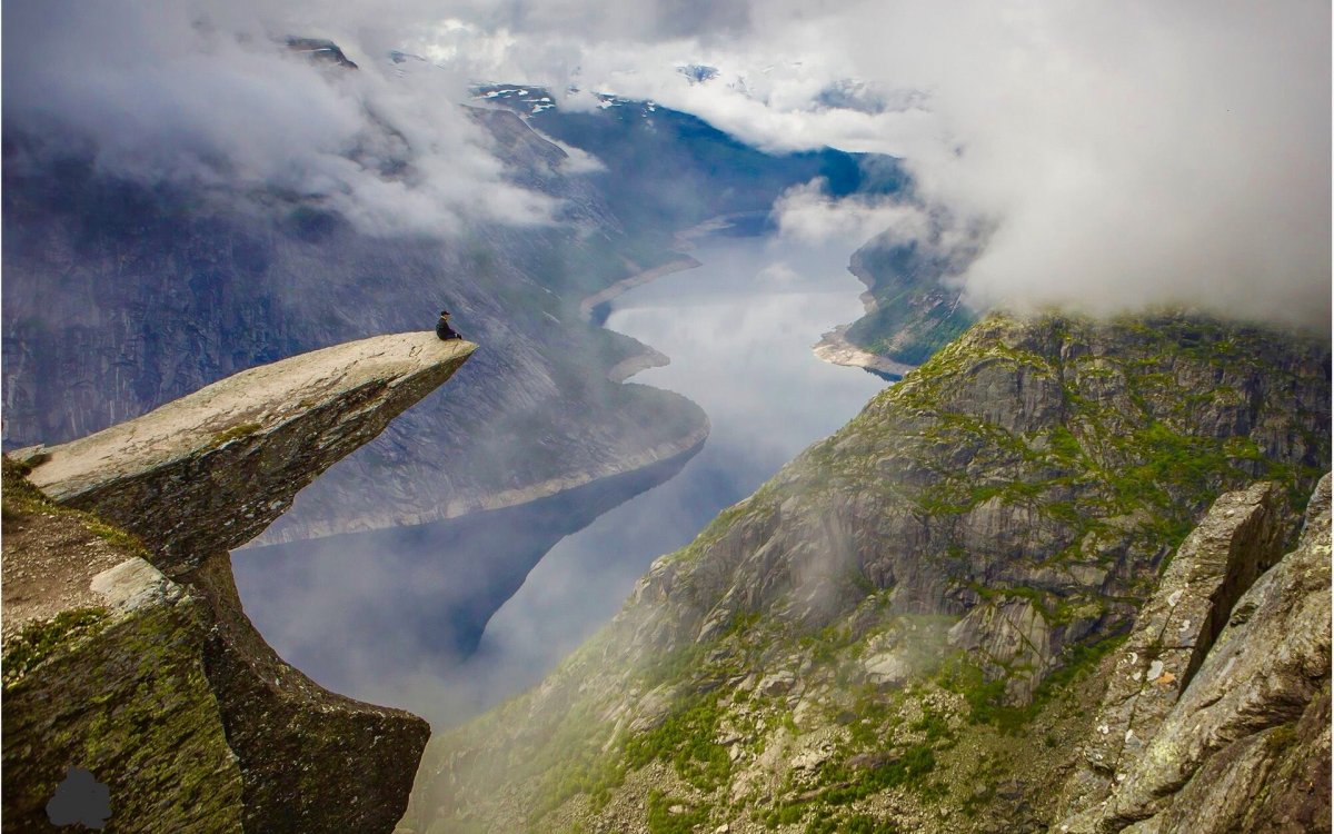 Скала Троллтунга (Норвегия) снизу