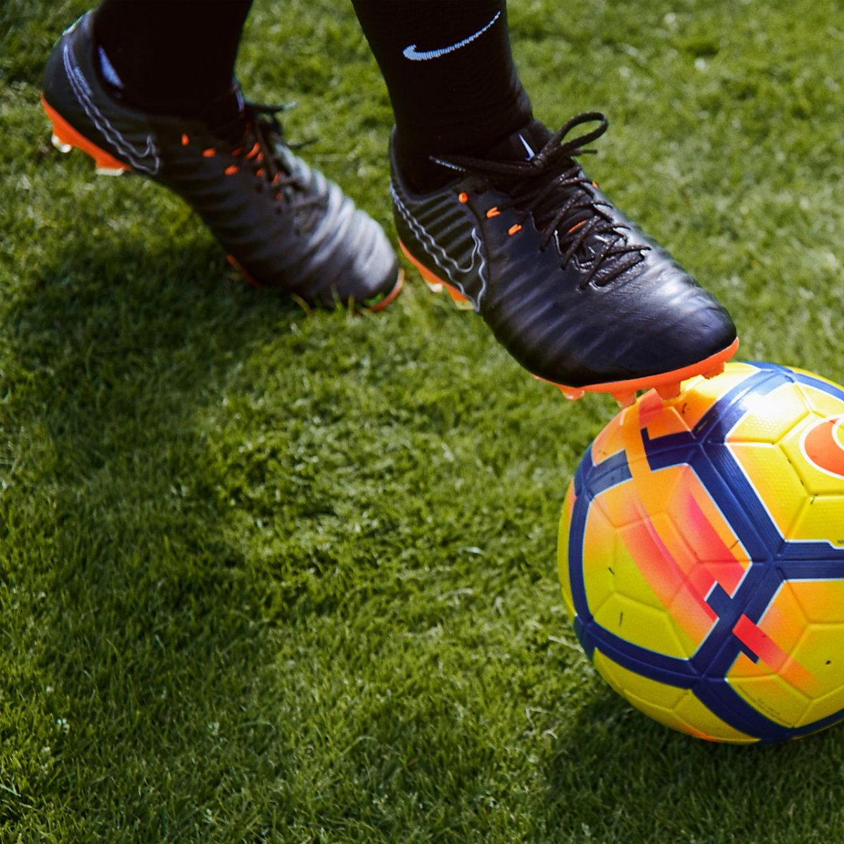 Футбольный мяч возле ног