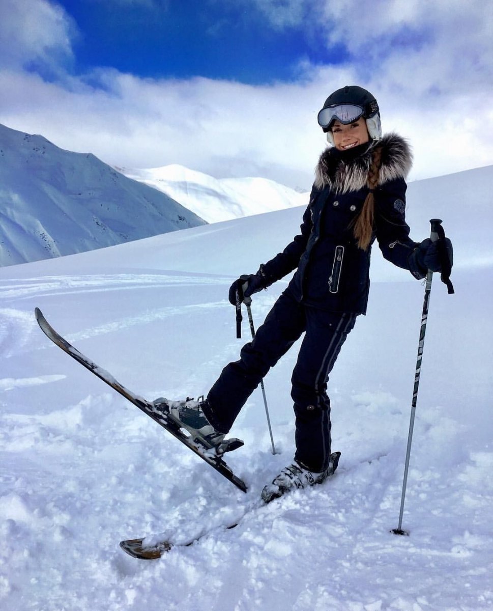 Девушка на горных лыжах