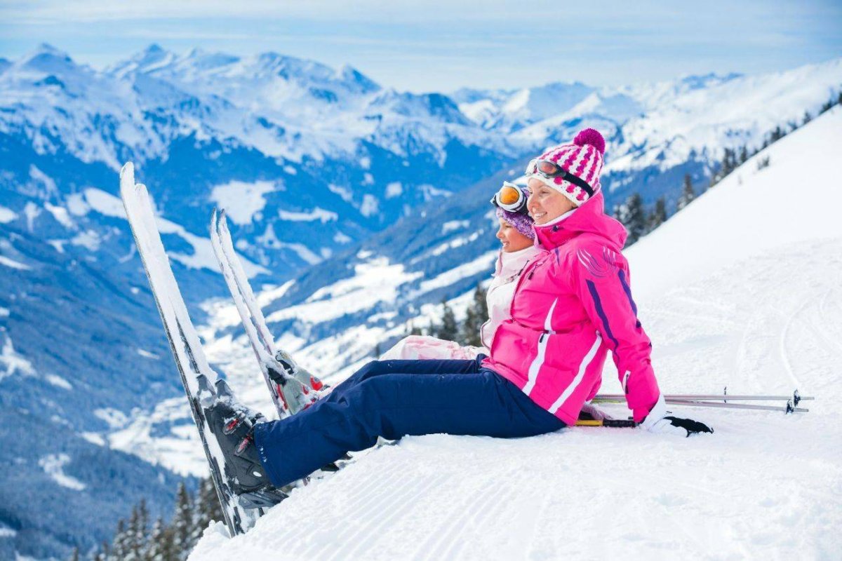 Девушка на лыжах в горах
