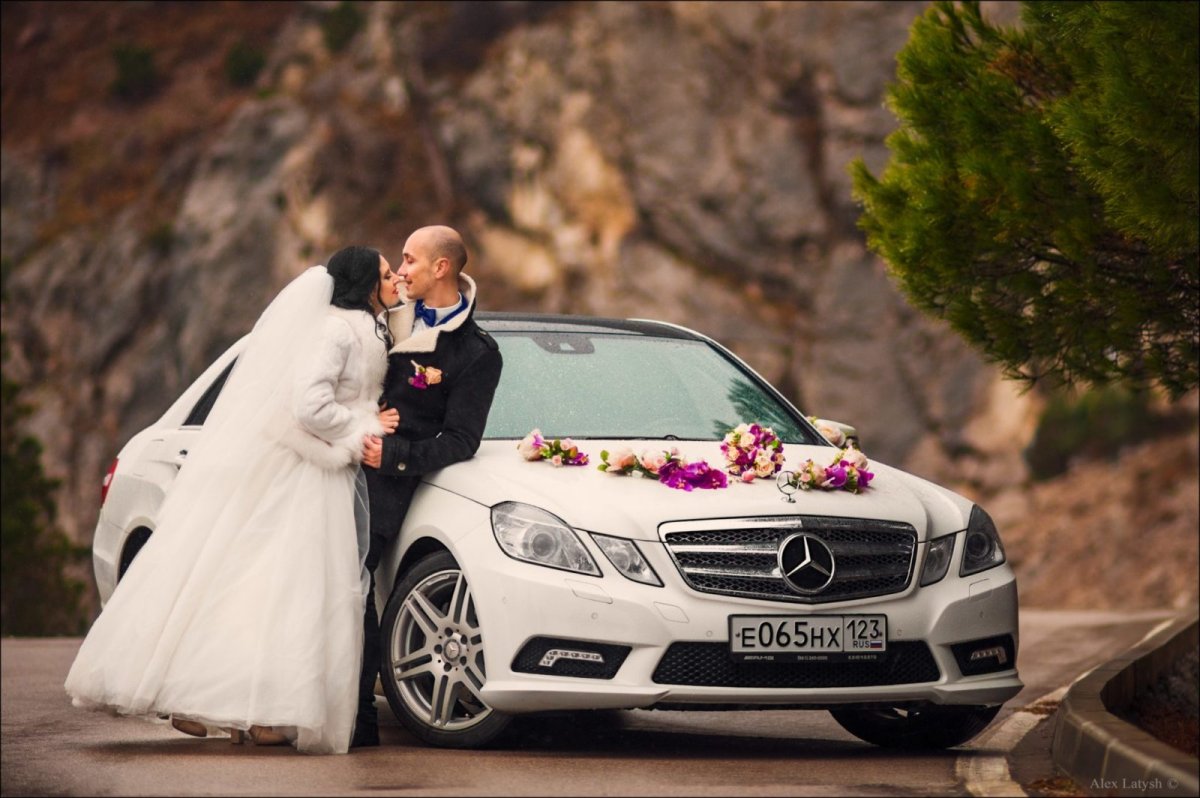 Жених и невеста возле машины