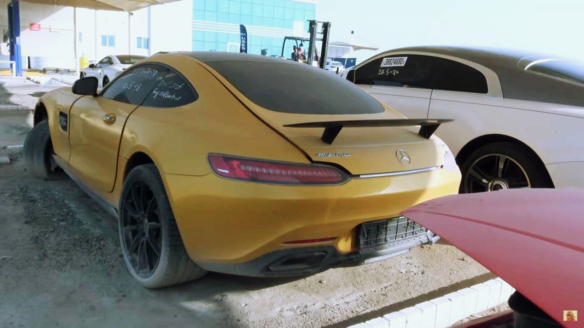 Автосвалка в Дубае Mercedes