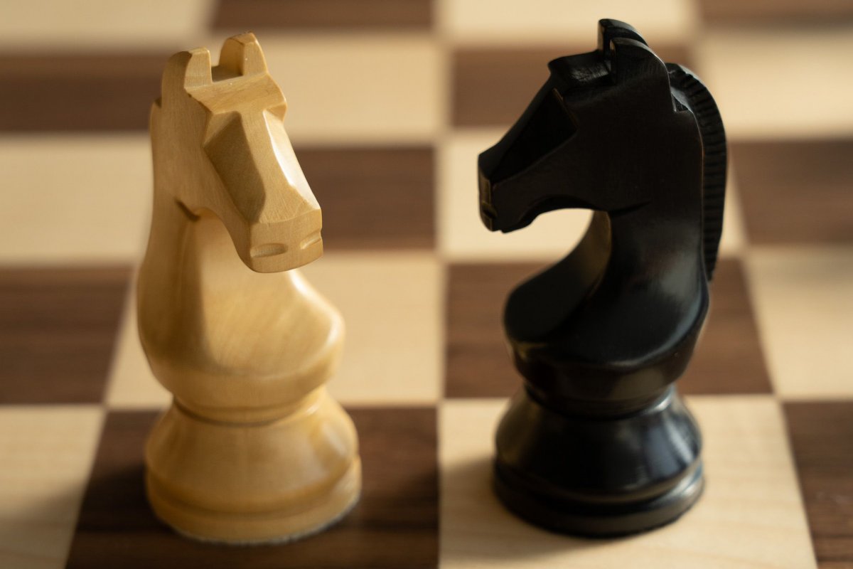Стеклянный шахматный конь