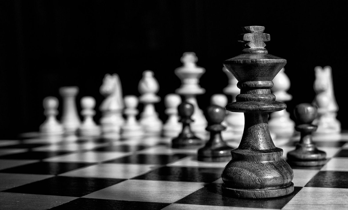 Чёрно белый натюрморт шахматный
