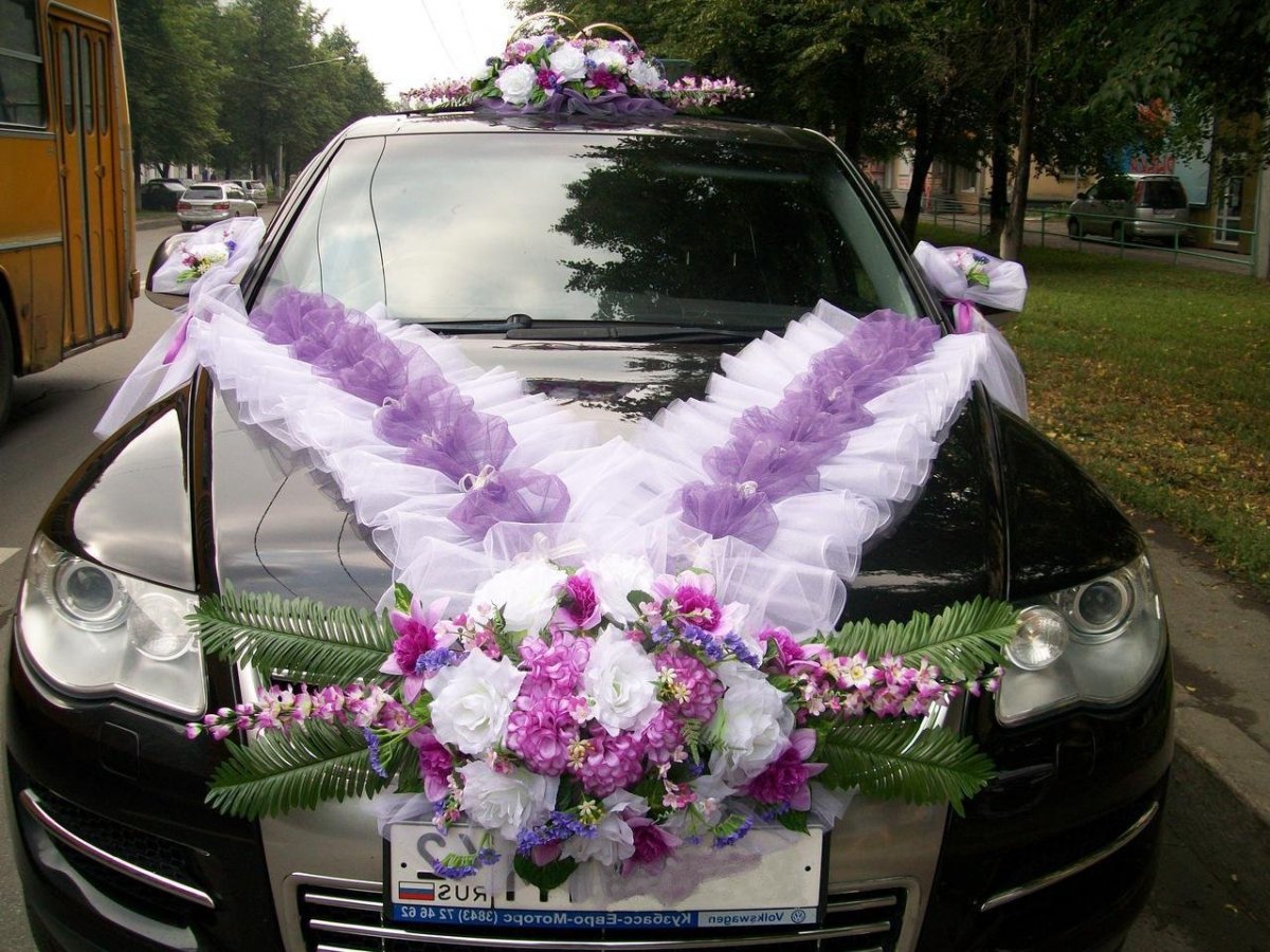 Украшение машины на свадьбу лентами