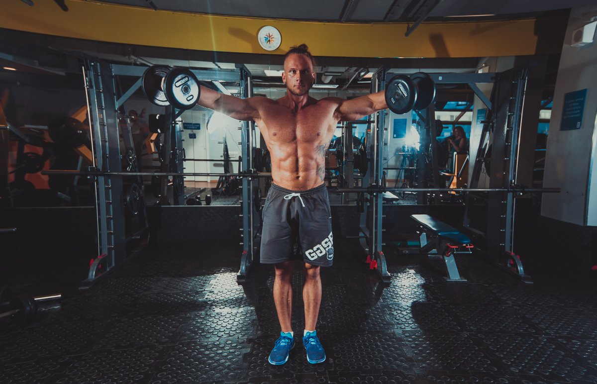 Махи гантелей через стороны на плечи