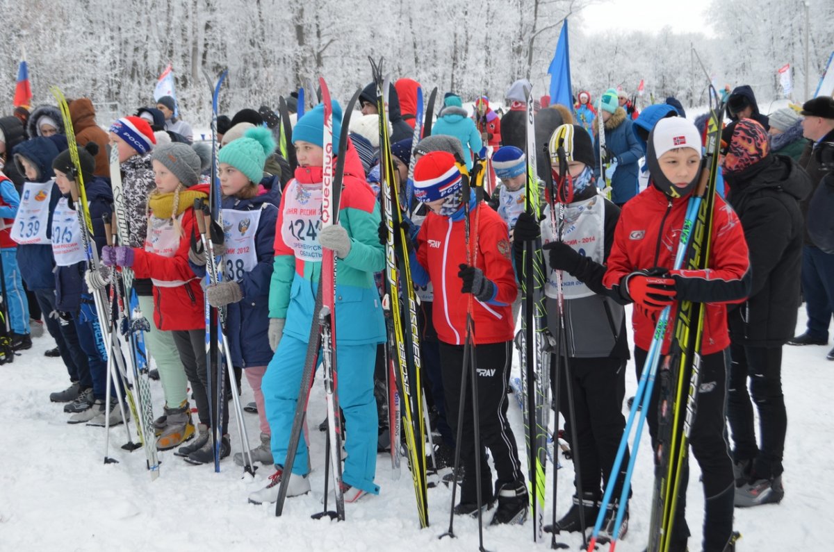 День снега лыжники