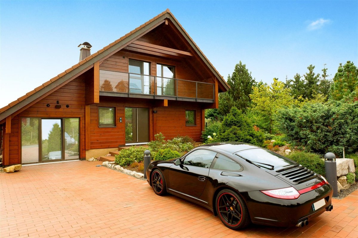 Картинка с красивым домом с бассейном и автомобили у гаража