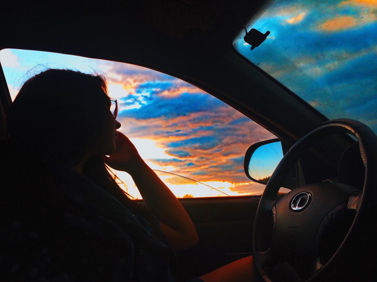 Красивый закат из машины