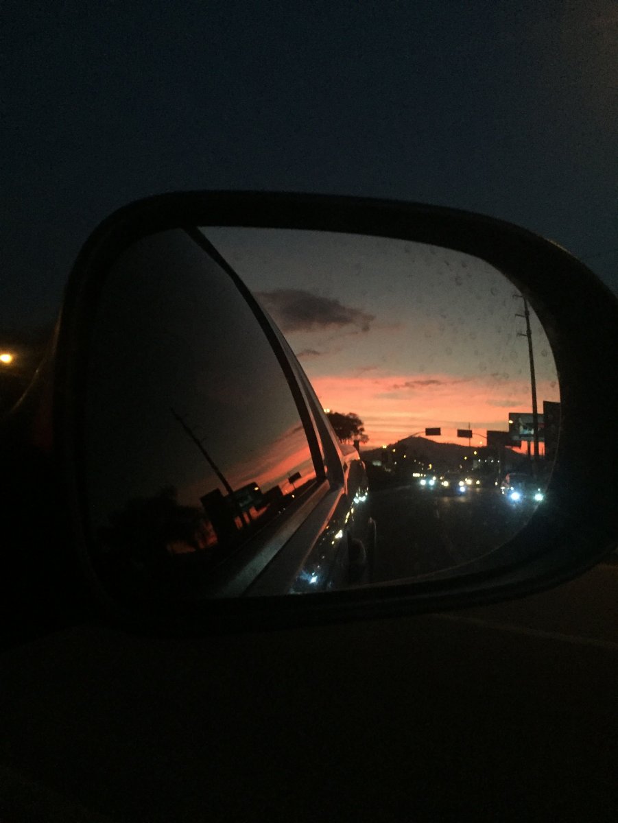 Закат солнца в зеркале машины
