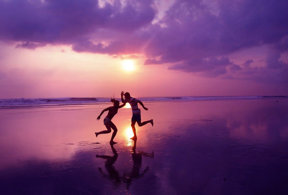 Танцующие на пляже