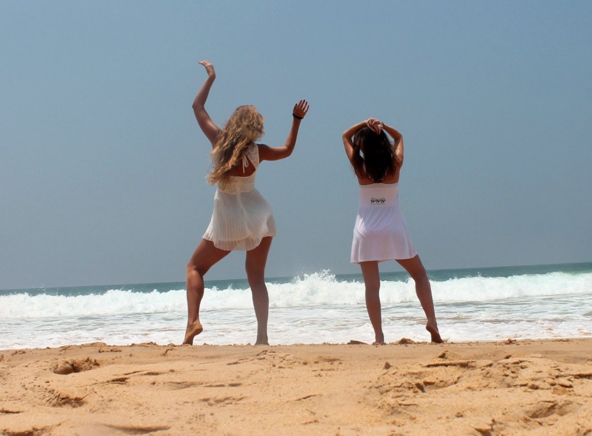 Пара танцует на пляже