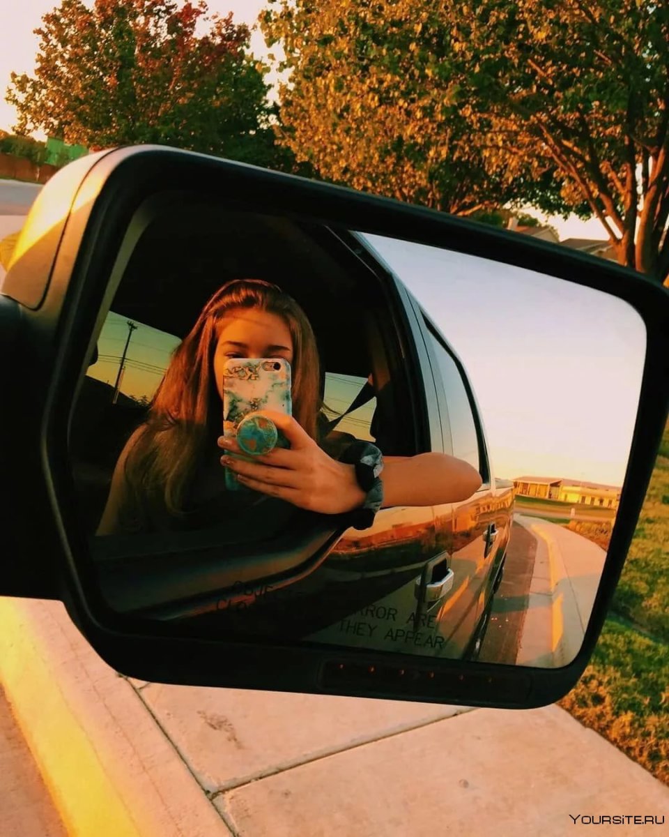 Селфи в зеркало машины
