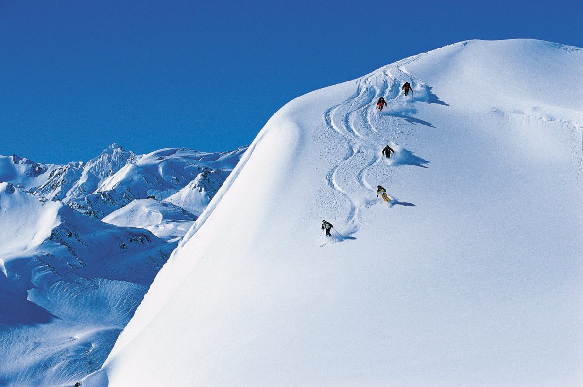 Снежный склон горнолыжный курорт