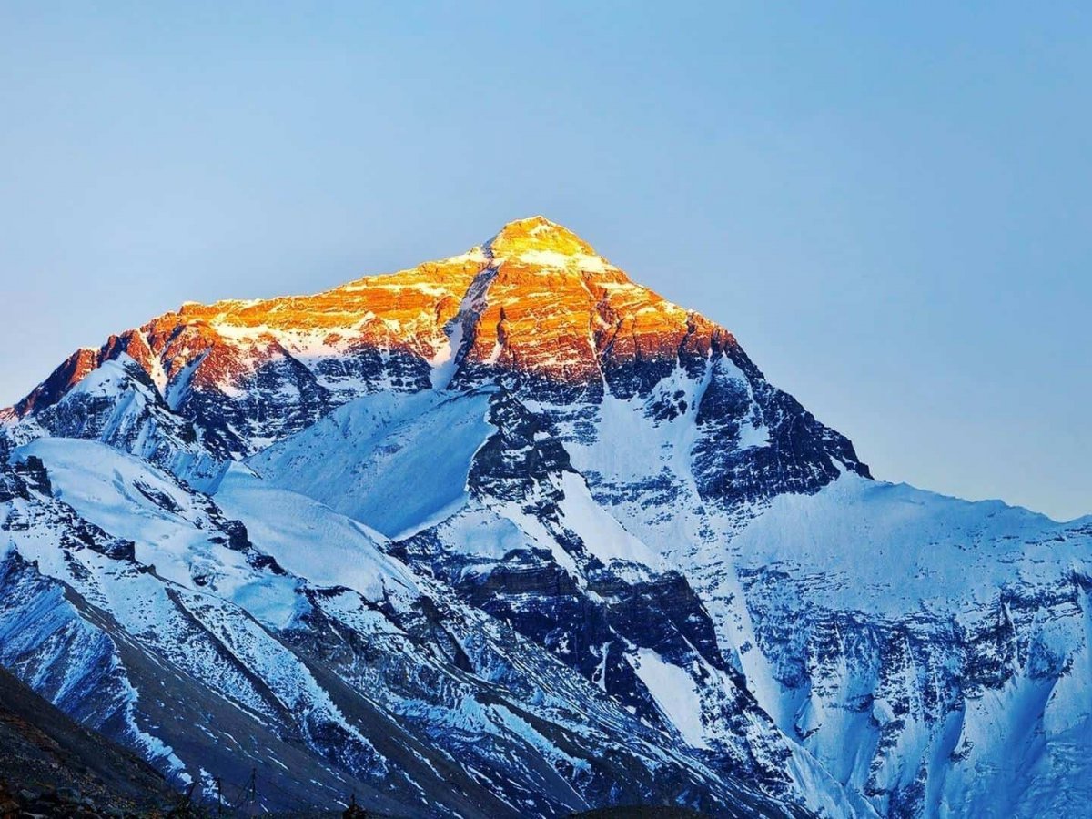 Джомолунгма (Эверест) - высочайшая вершина земли.
