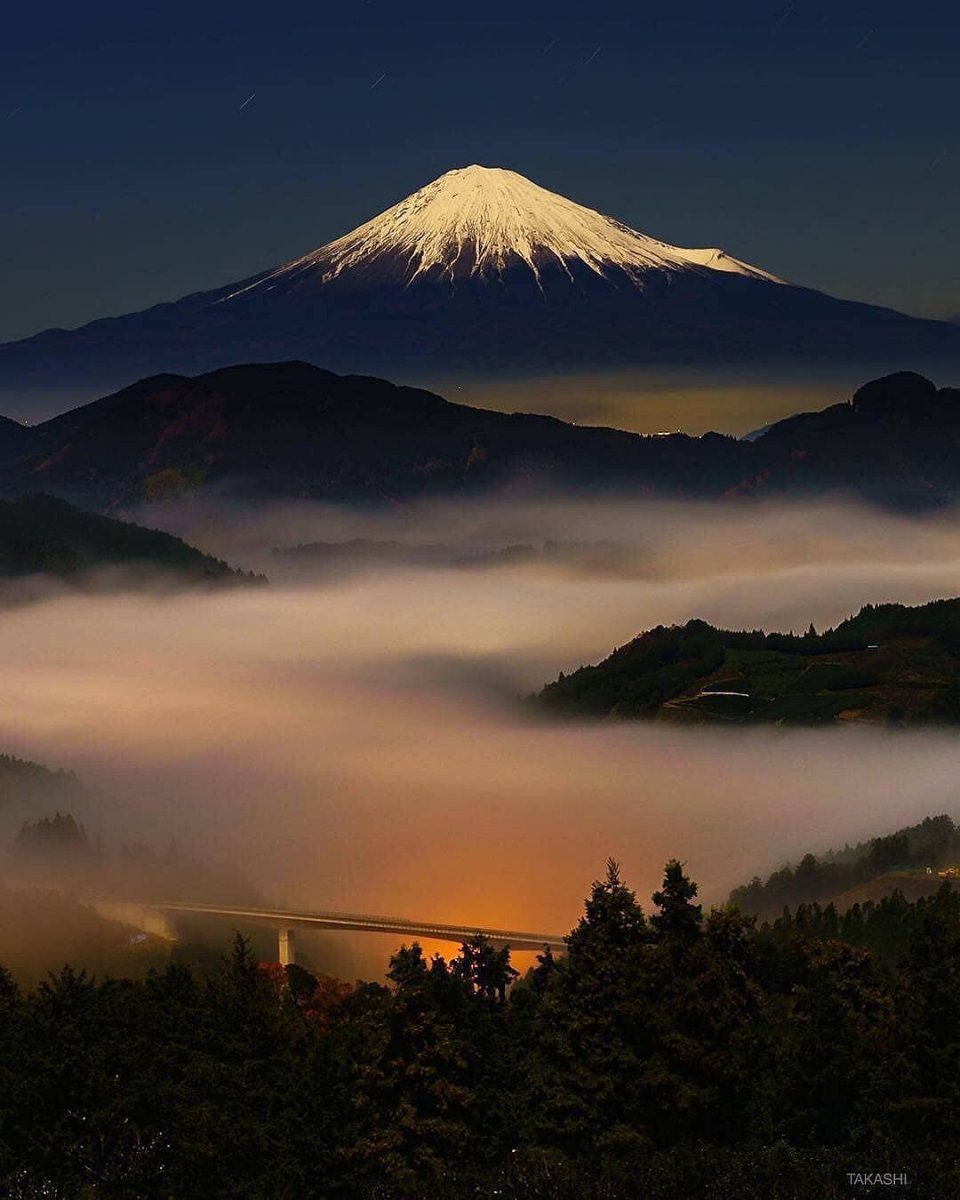 Сакура и вулкан Фудзияма