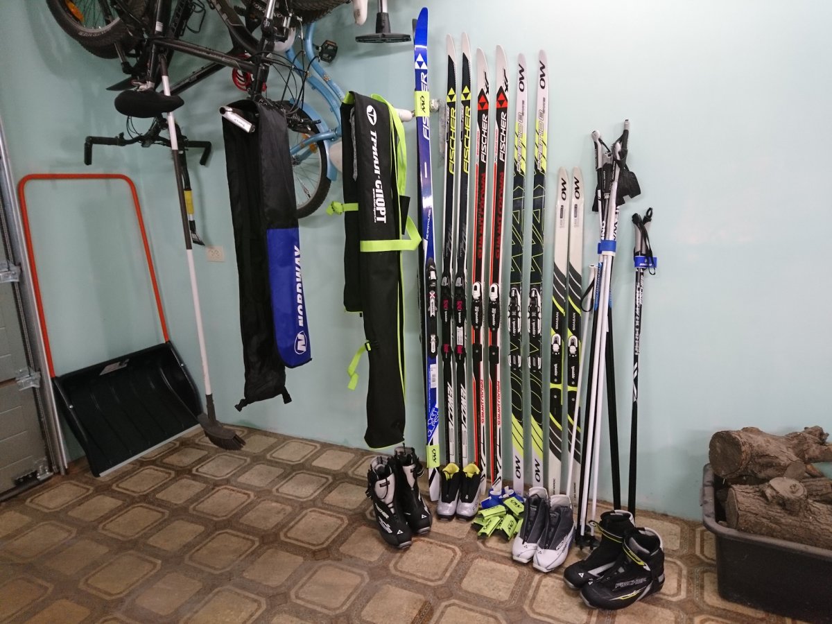 Лыжи в гараже