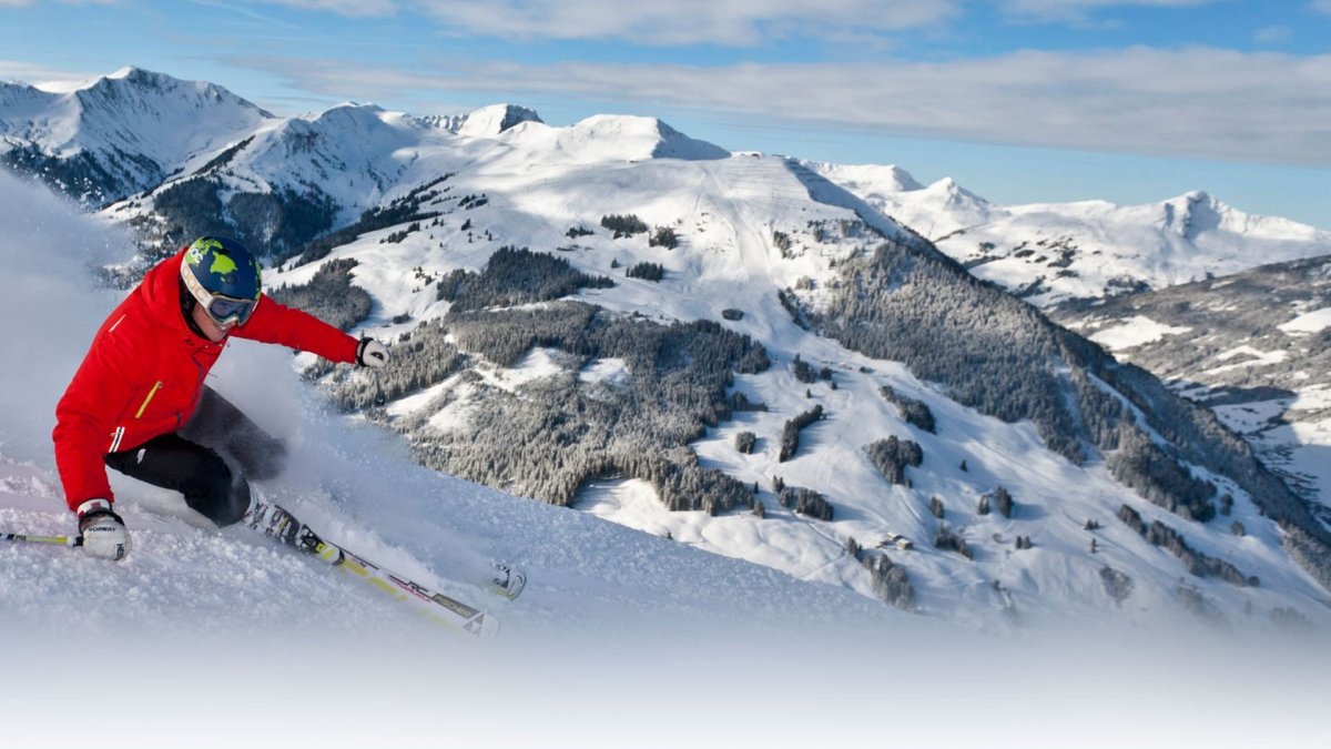 Лыжник на фоне гор