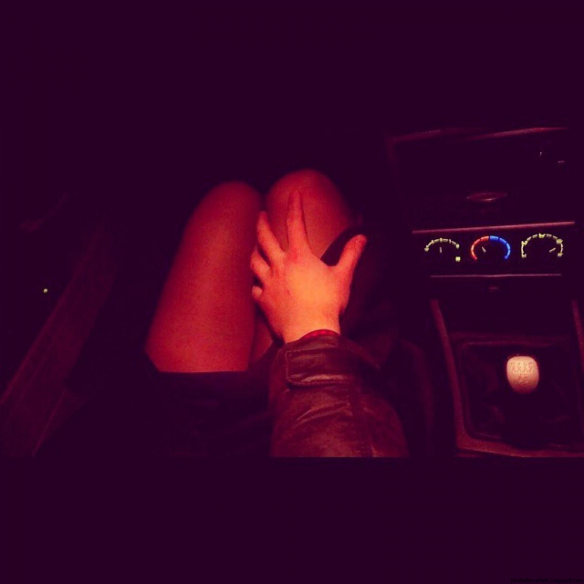 Ноги девушки в машине ночью