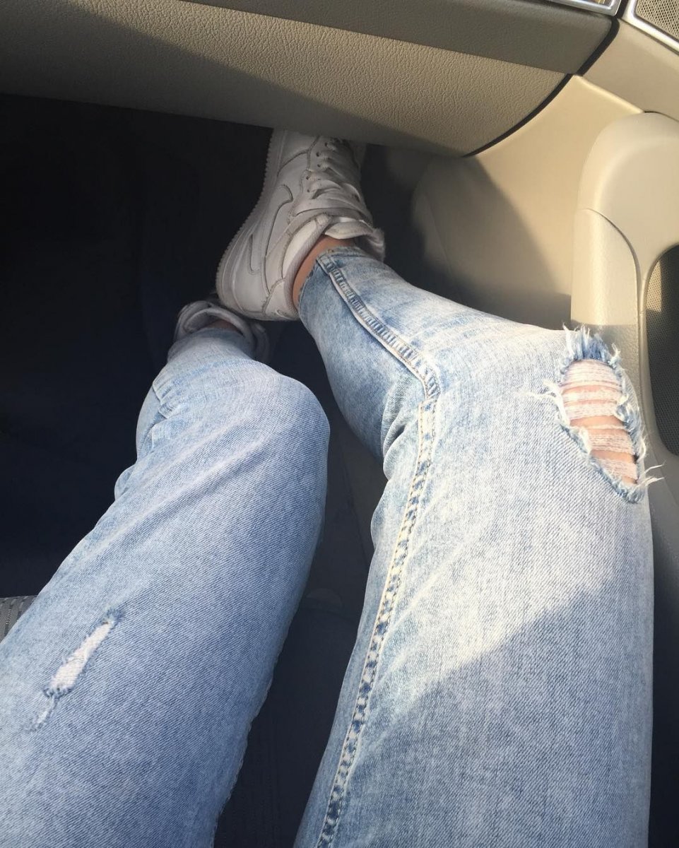 Ноги девушки в машине
