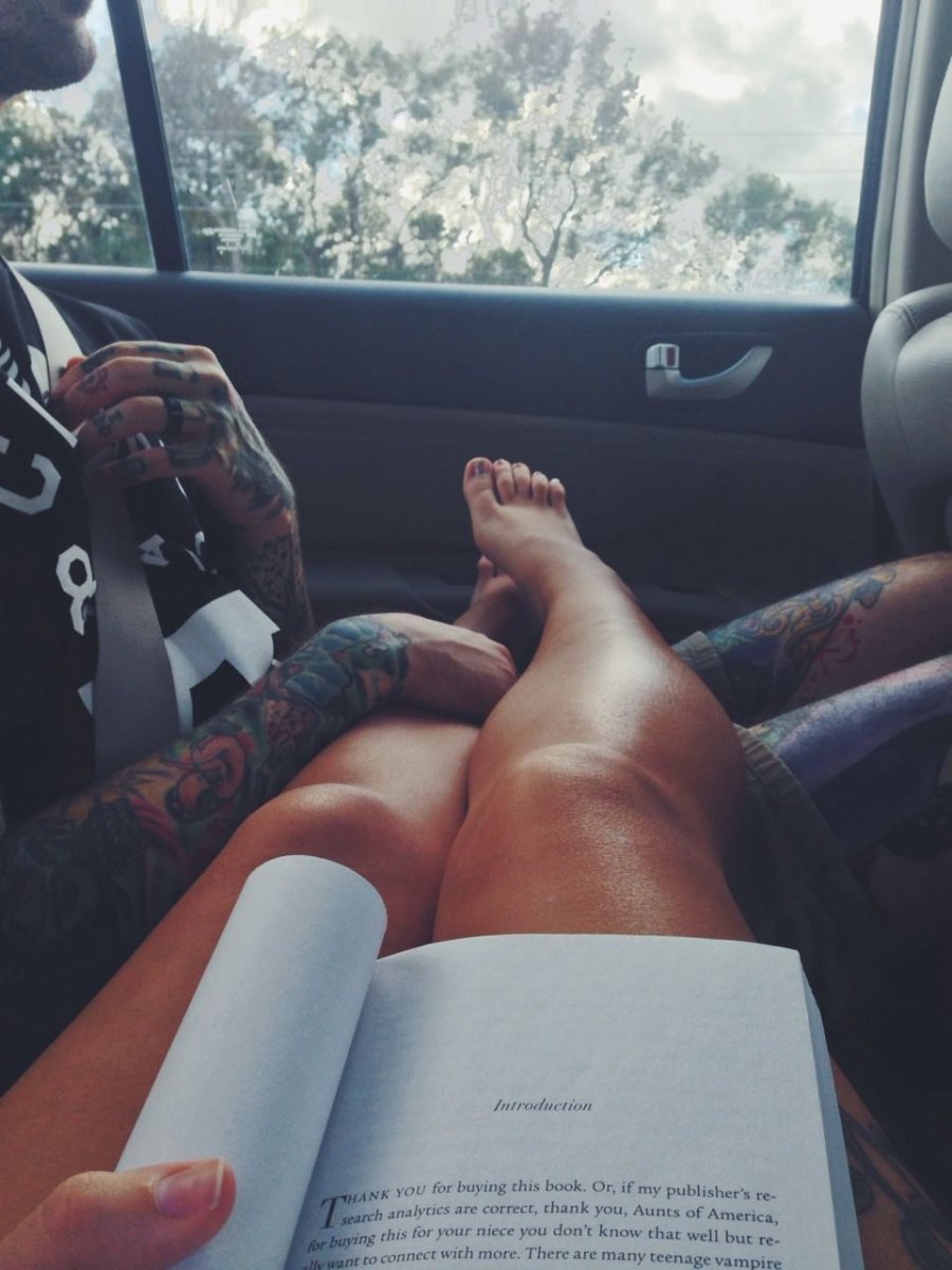 Фото в машине рука на колене у девушки