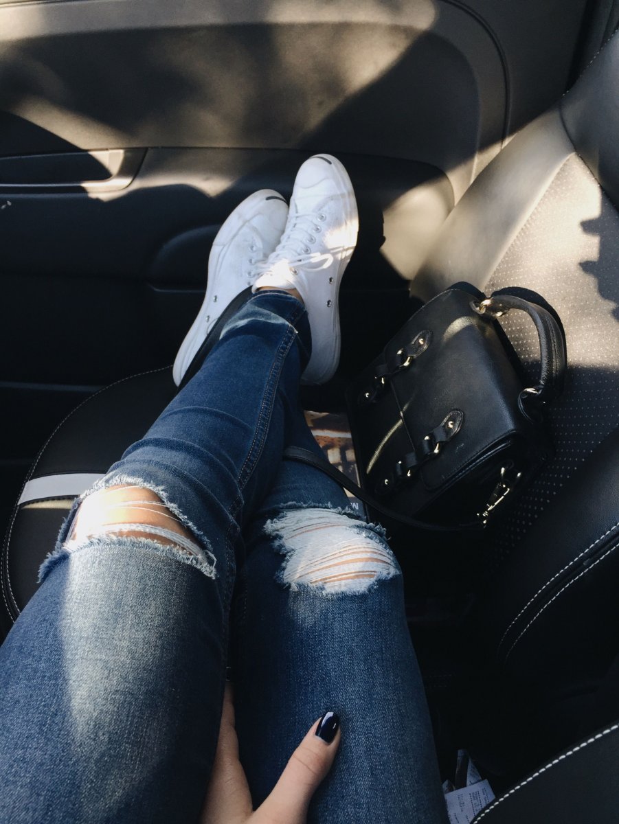 Ноги в джинсах в машине