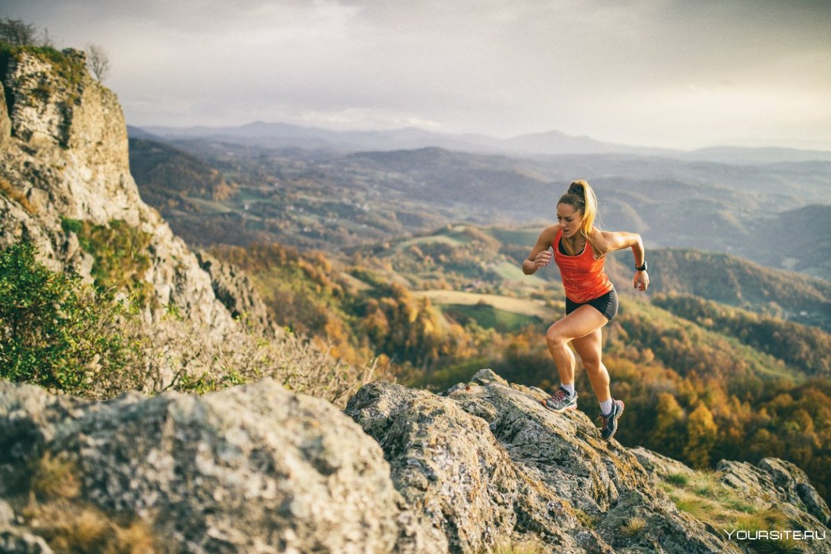 Девушка бежит в горах