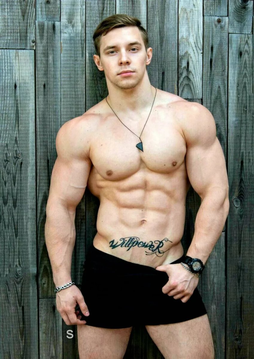 Молодой бодибилдер