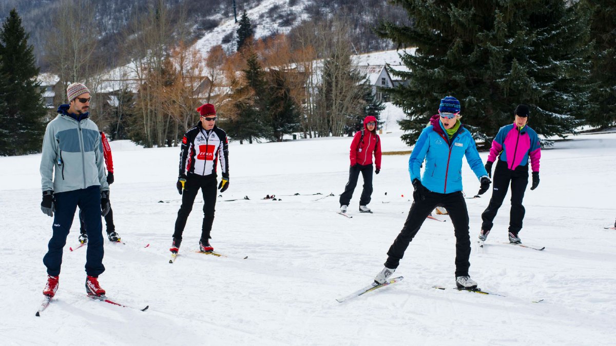 Подростки лыжники на тренировке