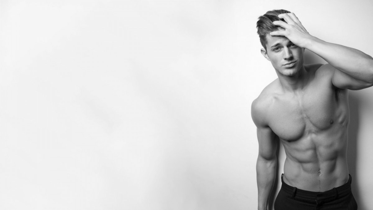 Подтянутое тело мужчины без рельефа