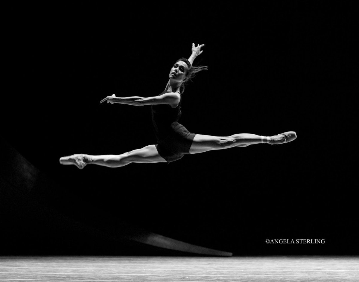 Балерина прыгает в шпагате
