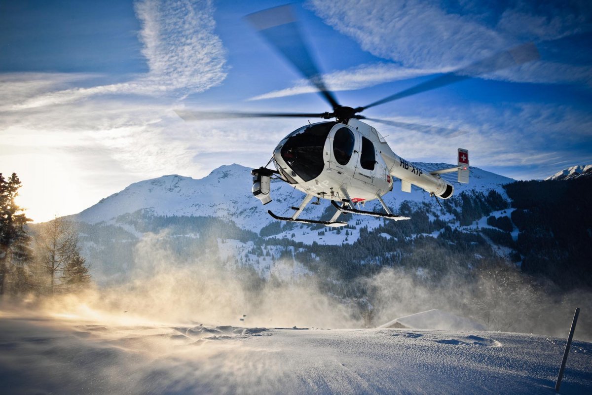 Вертолет в зимних горах