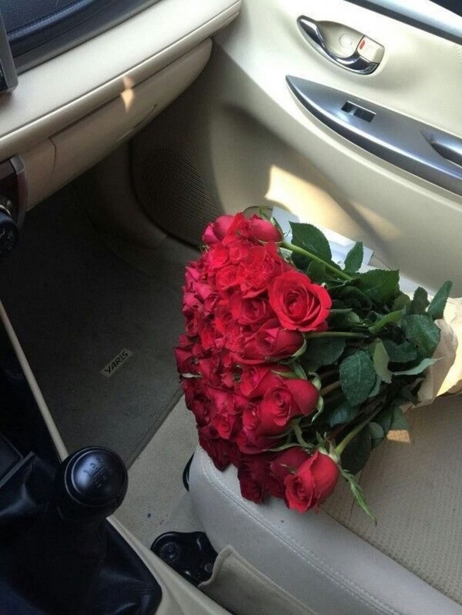 Букет цветов в машине Ауди