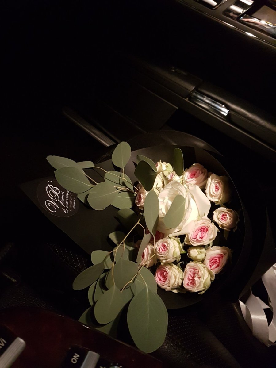 Фото букета роз в машине ночью