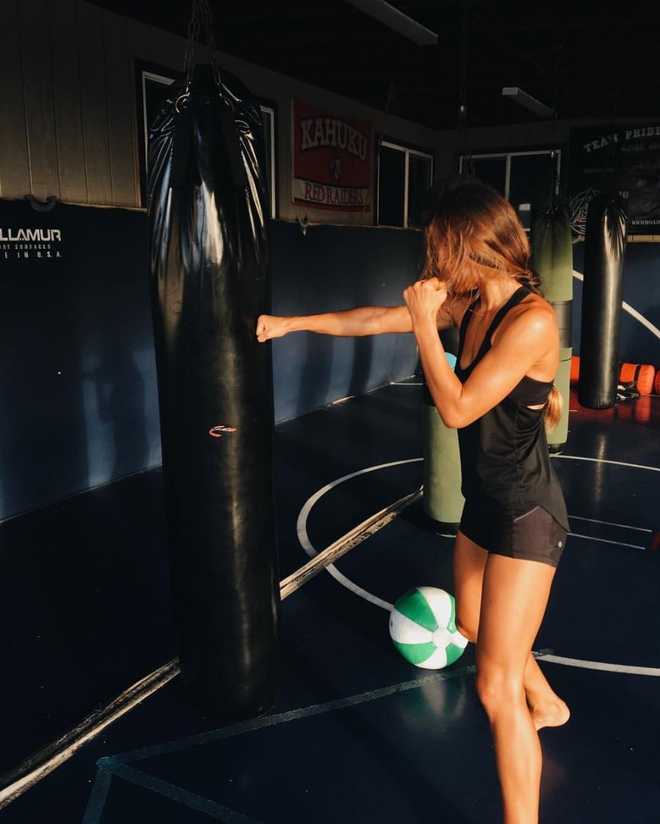 Тренировка боксера в тренажерном зале