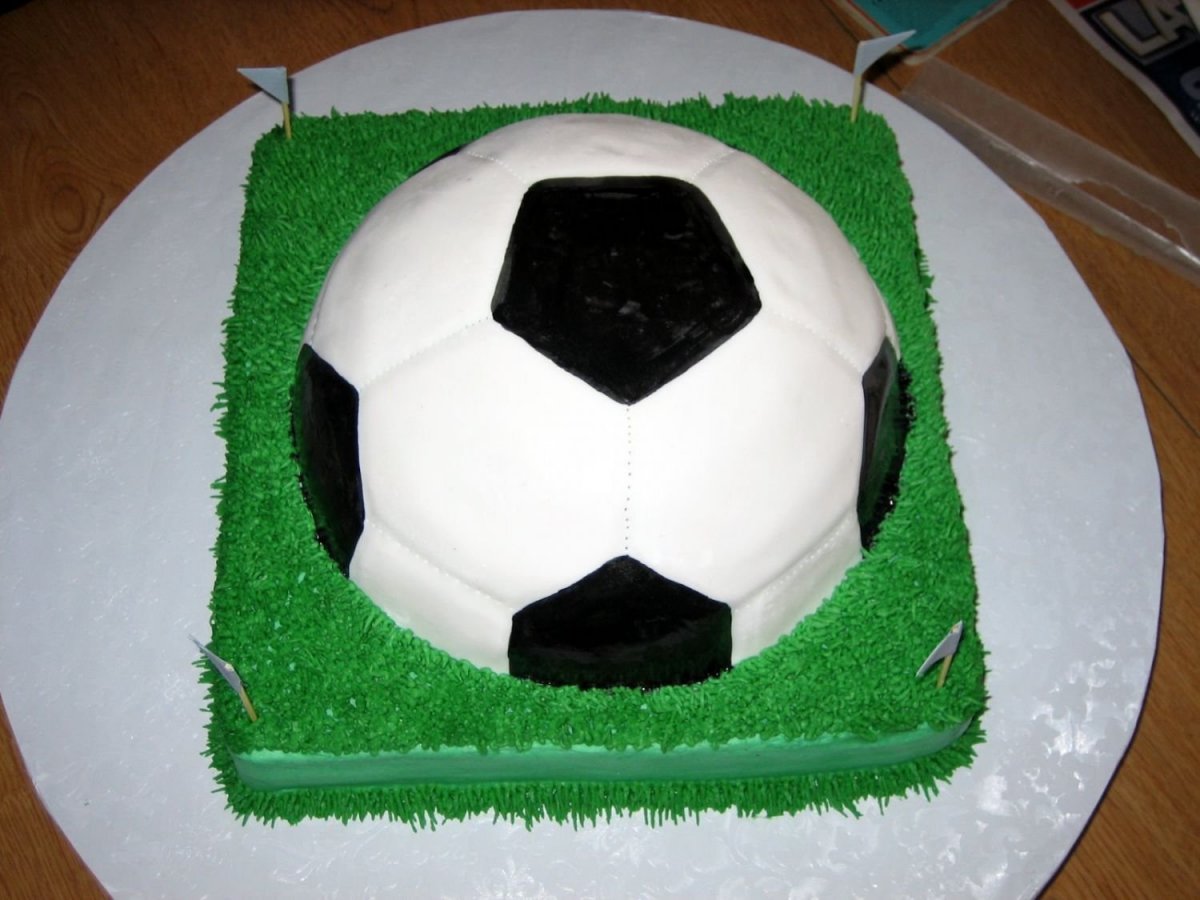 Большой футбольный мяч на торт