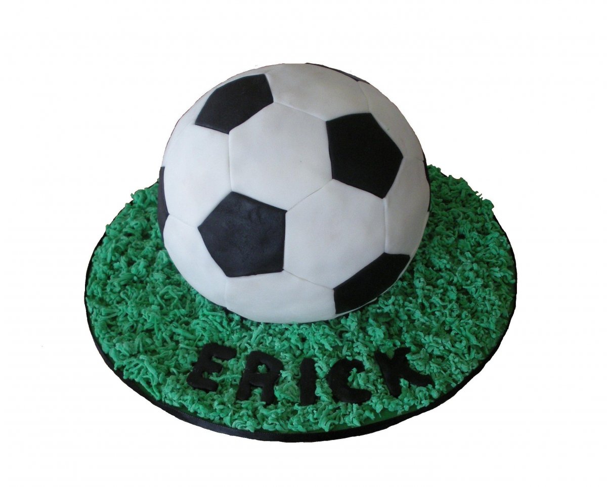 Торт в форме футбольного мяча