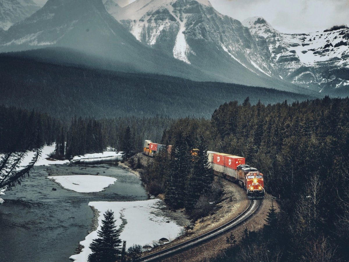 Поезд в заснеженных горах