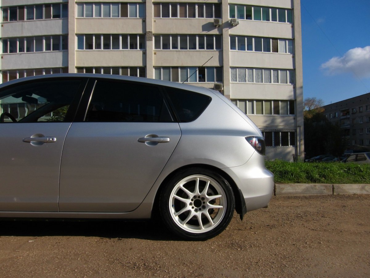 Серебристый Шевроле Круз на черных дисках