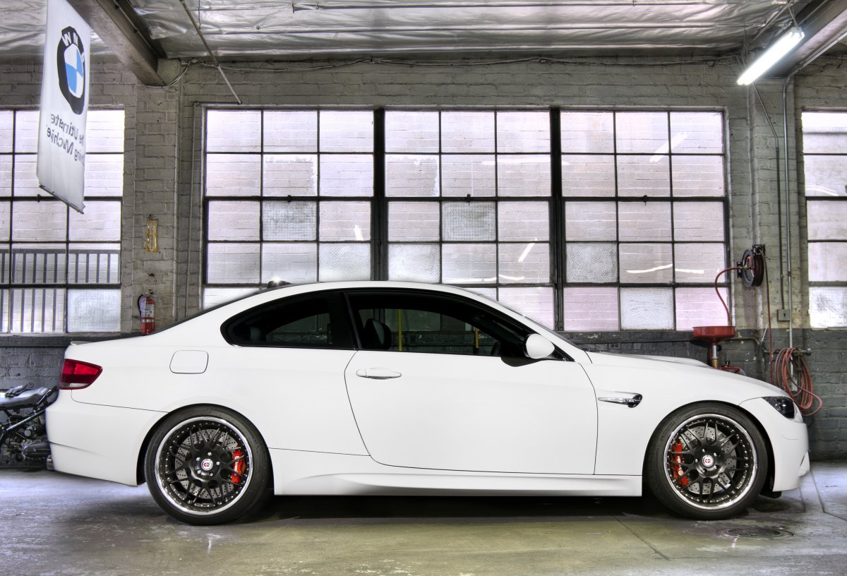 BMW e92 серебристый с черными дисками