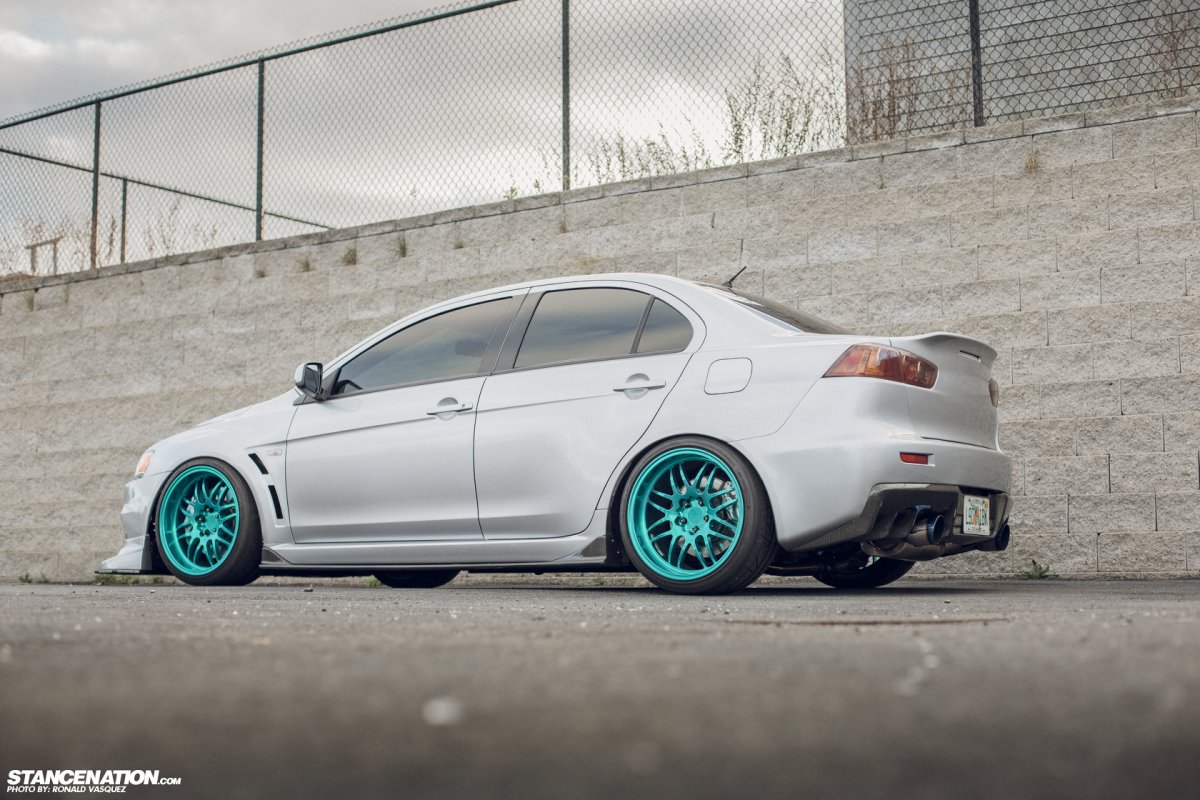 Диски на белой машине