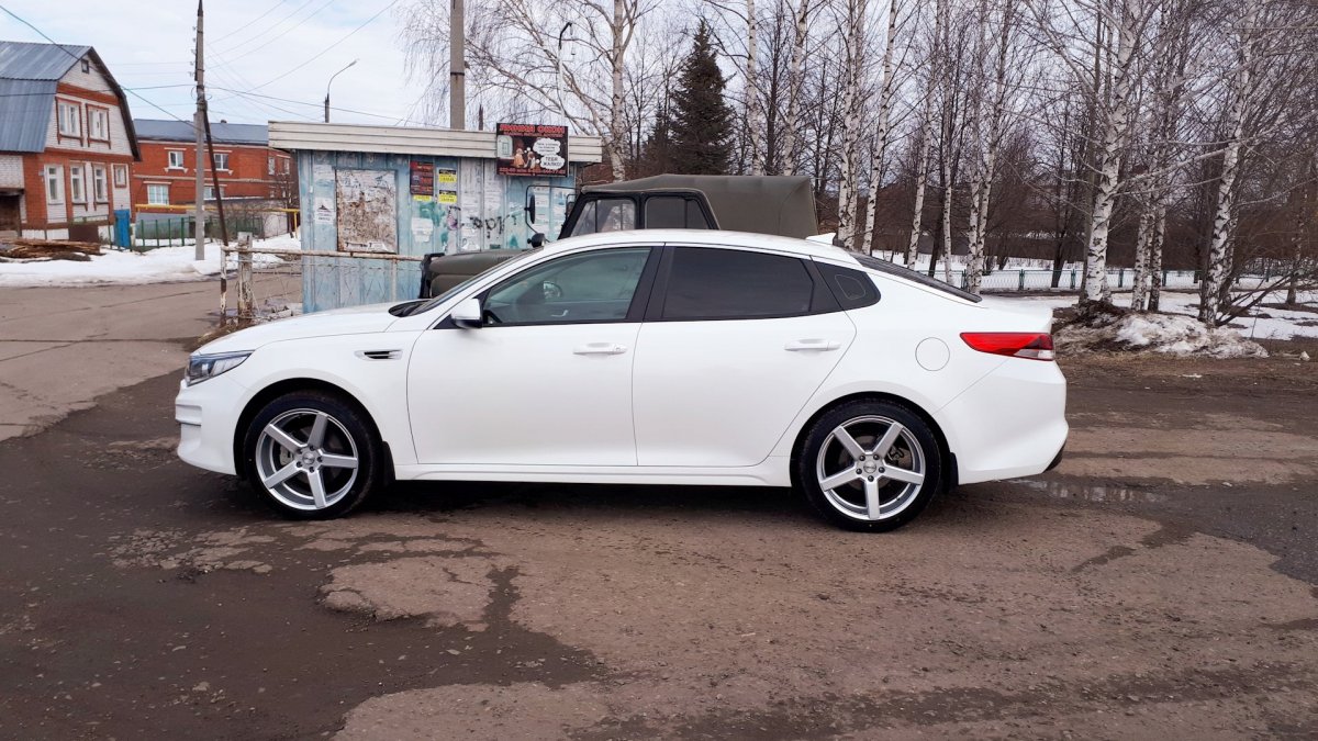 Kia Оптима 2017 белая на литье