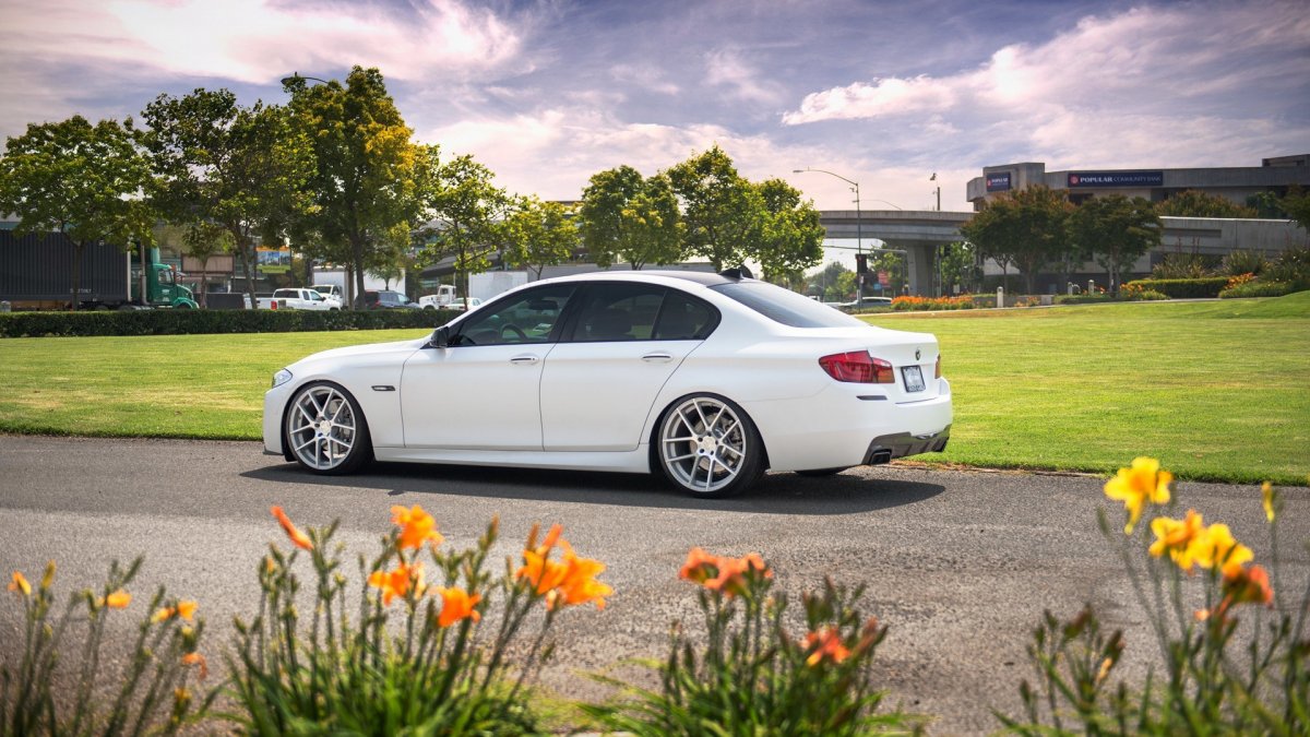 Черные диски на белой машине Мазда 3